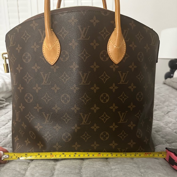Authentic Louis Vuitton purse. Like new - Picture 7 of 8